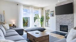 Hot Tub, Fire Pit, Mountain Views, 10min to AVL |  Modern Escape by Avanstay