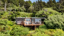 Sunset Cove by AvantStay | Beachfront w/ Balcony!
