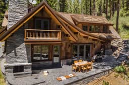Hunter by AvantStay | Award-Winning Riverfront Cabin | 5 Minutes from Palisades