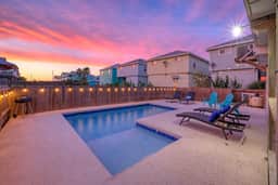 Palm House by AvantStay | Private Pool + Game Room + Patio | Near the Beach