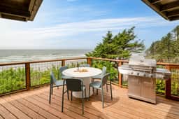 Sunset Cove by AvantStay | Beachfront w/ Balcony!