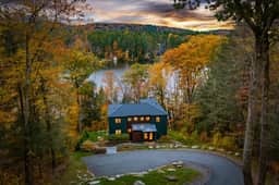 Forget-Me-Not by AvantStay | Bold Lakefront Escape