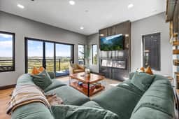 The Back Nine Retreat by AvantStay Private Golf Sim, Firepit & Mountain Views Near Dollywood