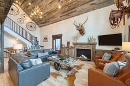 Winterhaven Estate by AvantStay | Sleeps 19 Guests | Mountain Compound w/ Views, Firepit, Hot Tub