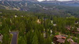Peak 8 by AvantStay | Spacious Modern Cabin w/ Hot Tub & Views