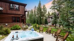Peak 8 by AvantStay | Spacious Modern Cabin w/ Hot Tub & Views