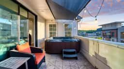 Town Lake Townhouse by AvantStay  | Hot Tub, Game Room & Skyline Views