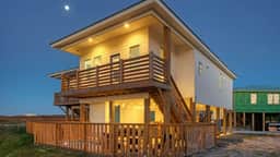 361 Bayview by AvantStay | Pool, Firepit + Pond View • Golf Cart-Friendly Boardwalk to Beach