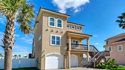 Boots & Beaches | AvantStay | Golf Cart Access, Brd Walk
