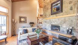 Sunriver by AvantStay | Cozy Mountain Home w/ Indoor Pool and Hot Tub