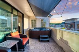 Town Lake Townhouse by AvantStay  | Hot Tub, Game Room & Skyline Views
