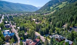 Aspen Hideaway by AvantStay | Walk to Aspen, Near Slopes + Pool & Hot Tub Access