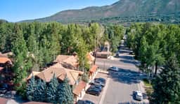 Aspen Hideaway by AvantStay | Walk to Aspen, Near Slopes + Pool & Hot Tub Access