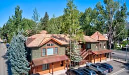 Aspen Hideaway by AvantStay | Walk to Aspen, Near Slopes + Pool & Hot Tub Access