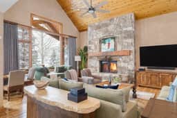 Telemark Luxury Retreat by AvantStay | Stunning Views w/ Hot Tub, Theatre Room and Pool Table!