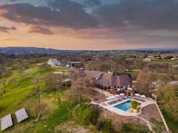 Cathedral by AvantStay | Charming Secluded Estate w/ Sauna, Pool Table & Views of the Rolling Hills