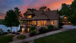Sunset Shores Resort: The Grand House by AvantStay | Lakefront, Spa, Private Dock+Beach, Game Room