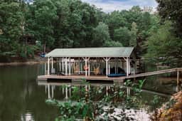 Hummingbird Home by AvantStay | Lakefront Cove Retreat • Private Dock + Hot Tub + Sauna