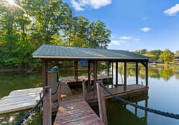 Lakefront 6BDR, Priv Dock, Game Room, Firepit | Jake's Lake House by Avantstay