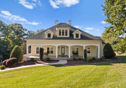 Lakefront 6BDR, Priv Dock, Game Room, Firepit | Jake's Lake House by Avantstay