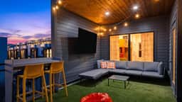 That ’70s Show by AvantStay | Skyline Views + Rooftop Hot Tub + Bumper Pool | Mins to Broadway + Nissan Stadium + Germantown