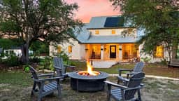 Bonham Retreat by AvantStay | Non-Toxic Wellness Home + Recording & Podcast Studios + Infrared Sauna | Pool + Firepit | Hill Country