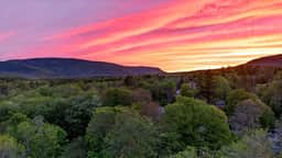 The Klondike by AvantStay | Sleeps 20 | Historic Catskills Lodge • Firepit • Near Lake + Skiing