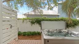 The Salty Pearl by AvantStay | Sleeps 18 + Pool + Hot Tub + Wet Bar | Walk to the Beach + Dining