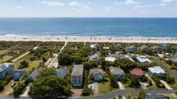 Isle Be There by AvantStay | Shared Pool + Pickleball Court + Sunroom + Deck  | Walk to the Beach