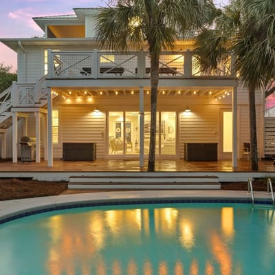 The Salty Pearl by AvantStay | Sleeps 18 + Pool + Hot Tub + Wet Bar | Walk to the Beach + Dining
