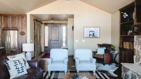 Klamath by AvantStay | Premier Lakeside Cabin w/ Spa, Fire Pit & Lake Views