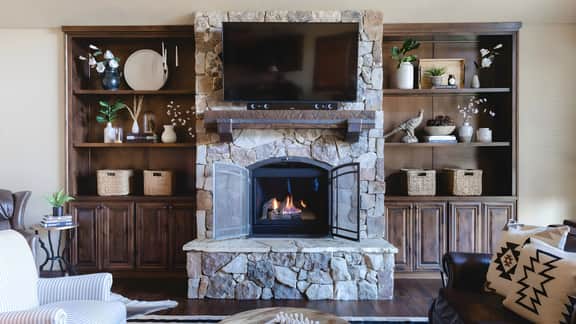 Klamath by AvantStay | Premier Lakeside Cabin w/ Spa, Fire Pit & Lake Views