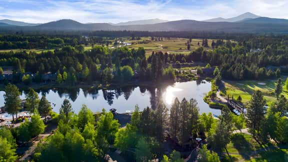Klamath by AvantStay | Premier Lakeside Cabin w/ Spa, Fire Pit & Lake Views