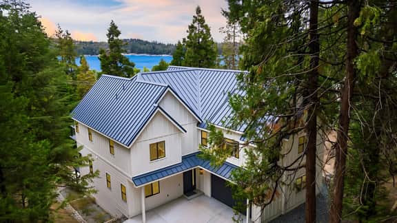 Luxury Retreat, 5mins to the Lake | Game Room + Fire Pit | Howlite by AvantStay