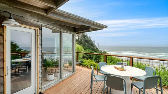 Sunset Cove by AvantStay | Beachfront w/ Balcony!