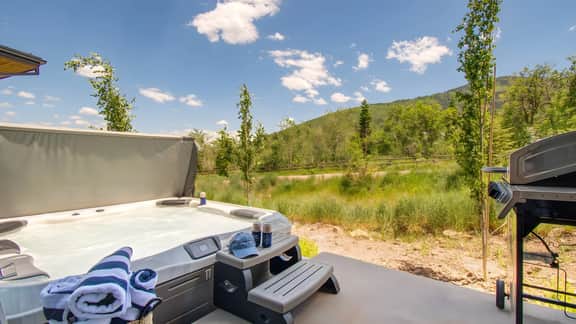 Encore by AvantStay|Minutes from the Slopes in PC! w/ Hot Tub