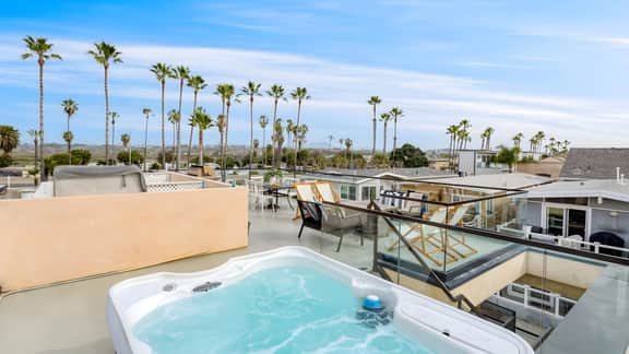 Velvet Sand I by AvantStay | Steps to Newport Beach | Private Rooftop w/ Outdoor Kitchen & Hot Tub!