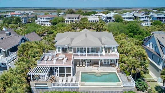 114 Ocean Boulevard by AvantStay | Beachfront | Infinity Pool | Basketball Court | Recently Renovated!