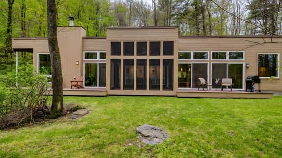 Secluded + Modern | Enclosed Patio, Forest Views | Woodland Zen by AvantStay