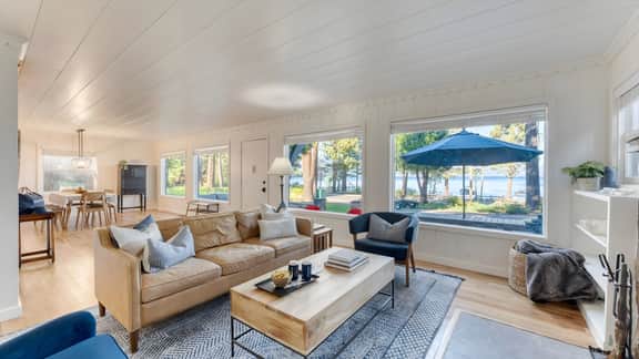 West Shore Lake House by AvantStay | Ski Cabin + Guest House | Lake Views + Lounge Seating + Alfresco Dining | 15 min to Palisades