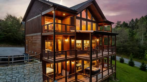 Smoky Horizon by AvantStay Game Room, Movie Theater, Deck w Hot Tub Views!