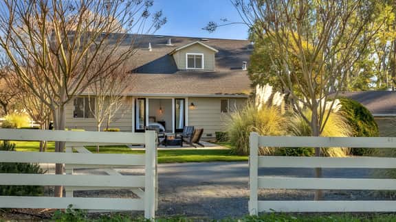 Wine Country Estate by AvantStay | Pool, Spa, Barn