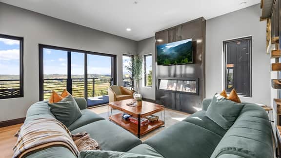 The Back Nine Retreat by AvantStay Private Golf Sim, Firepit & Mountain Views Near Dollywood
