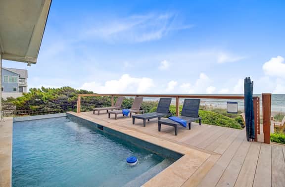 Lighthouse by AvantStay | Beachfront + Pool + Game Room | Rooftop Firepit + Ocean Views | Folly Beach + Private Beach Access