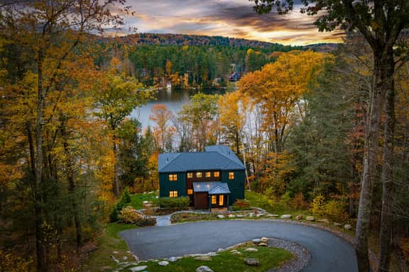 Forget-Me-Not by AvantStay | Bold Lakefront Escape