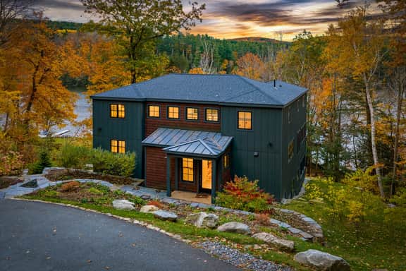 Forget-Me-Not by AvantStay | Bold Lakefront Escape