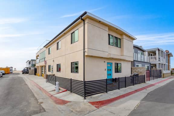 Velvet Sand I by AvantStay | Steps to Newport Beach | Private Rooftop w/ Outdoor Kitchen & Hot Tub!