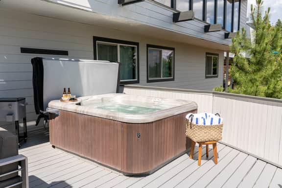Big Sky by AvantStay | Mountain Home w/ Great Views, Hot Tub, Al Fresco Dining