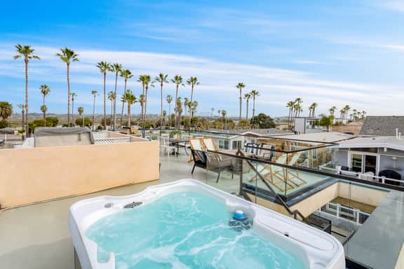 Velvet Sand I by AvantStay | Steps to Newport Beach | Private Rooftop w/ Outdoor Kitchen & Hot Tub!