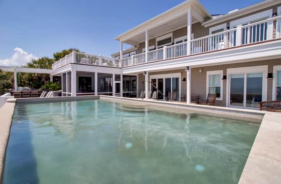 114 Ocean Boulevard by AvantStay | Beachfront | Infinity Pool | Basketball Court | Recently Renovated!